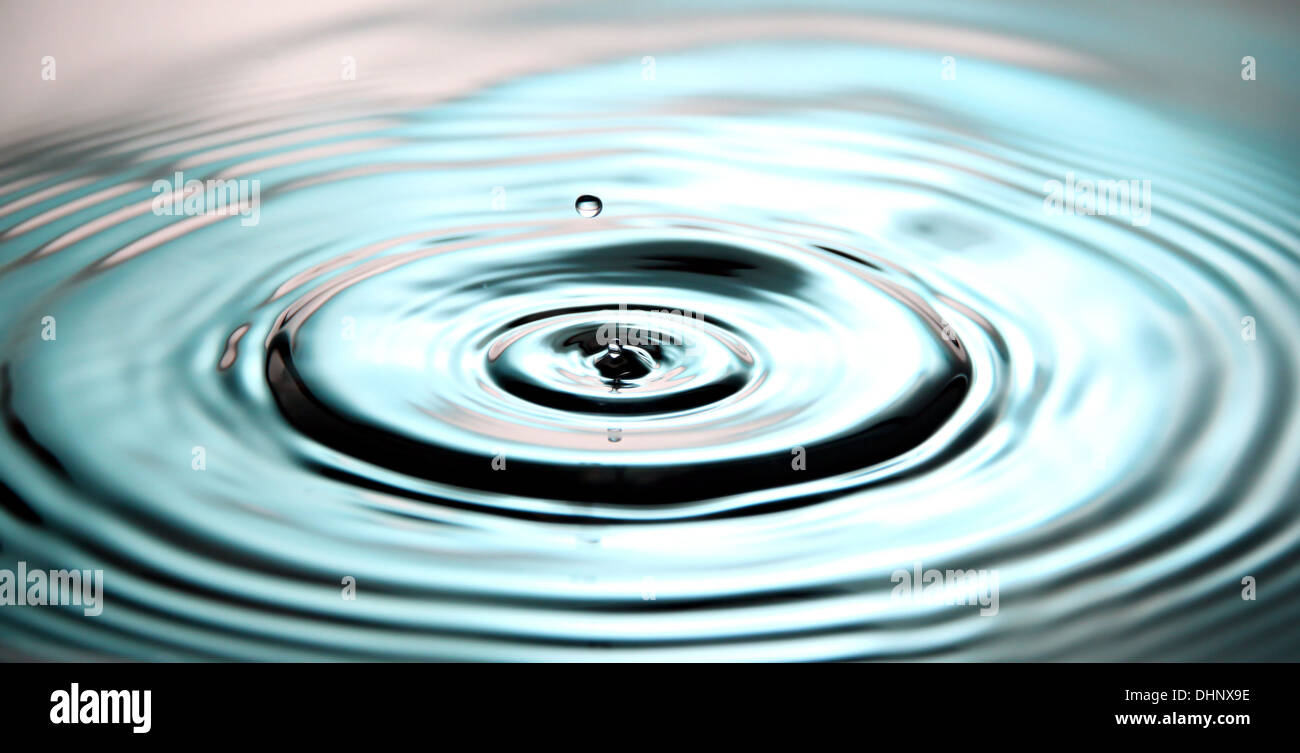 Ingrandimento di foto di colore blu di gocce di acqua una bella forma nel bacino. Foto Stock