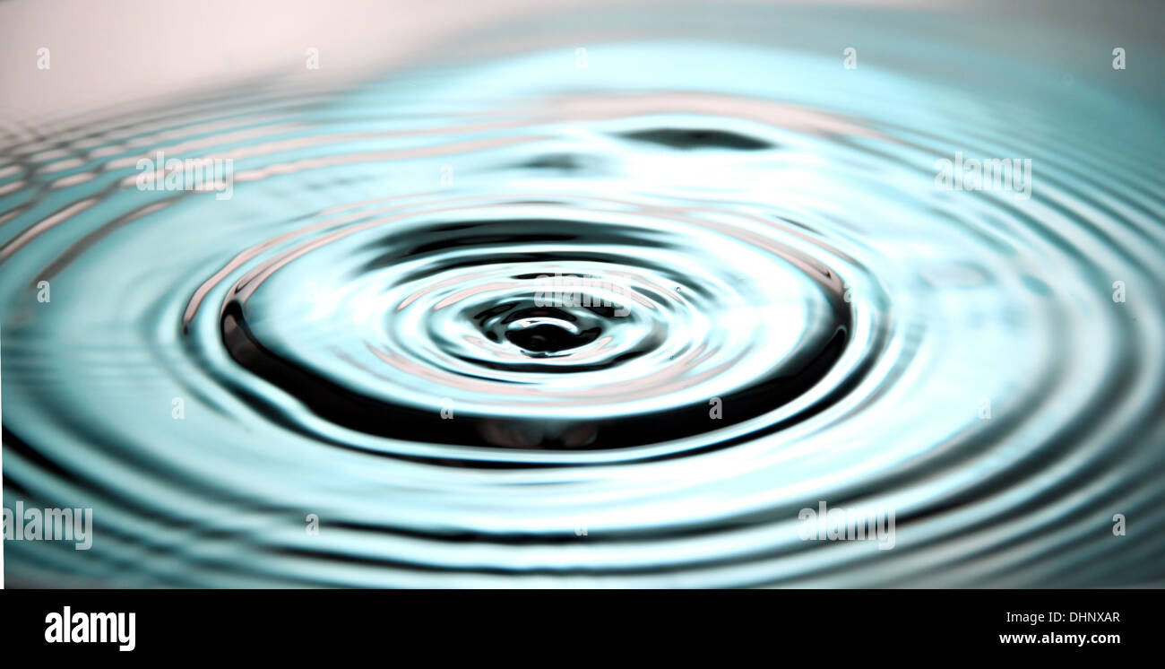Ingrandimento di foto di colore blu di gocce di acqua una bella forma nel bacino. Foto Stock