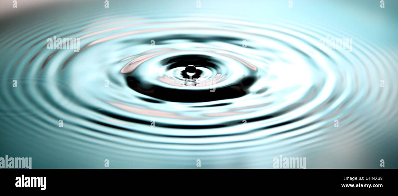 Ingrandimento di foto di colore blu di gocce di acqua una bella forma nel bacino. Foto Stock