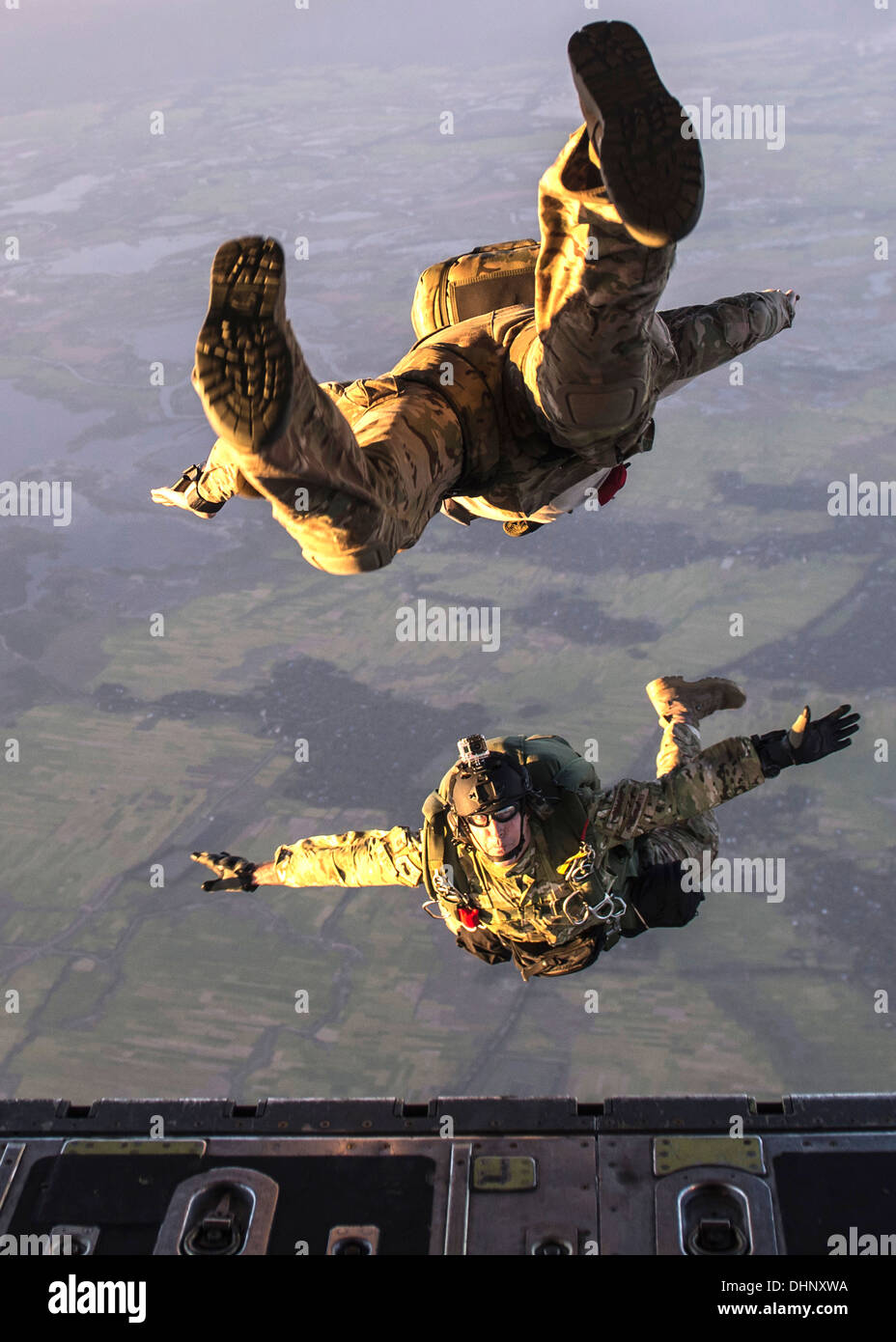 US Army paracadutisti saltare da un U.S. C-130 Hercules aeromobile durante la fase di esercizio di far fronte sud 10 Novembre 2013 oltre il Bangladesh. Foto Stock