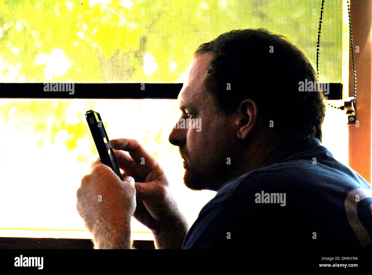 L'uomo presso il cafe trieste testi nella parte anteriore della finestra Foto Stock