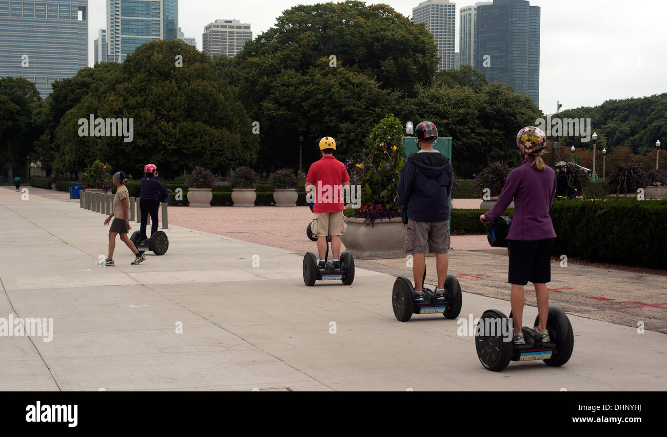 Segway tour intorno al Clarence Buckingham fontana commemorativa, Chicago Park District, Illinois, Stati Uniti d'America Foto Stock