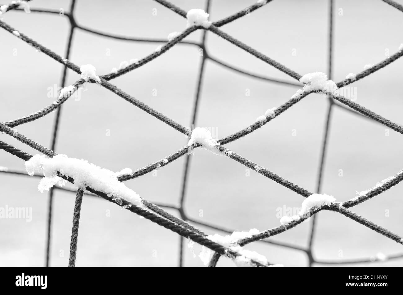 La neve sul soccer net in bianco e nero Foto Stock