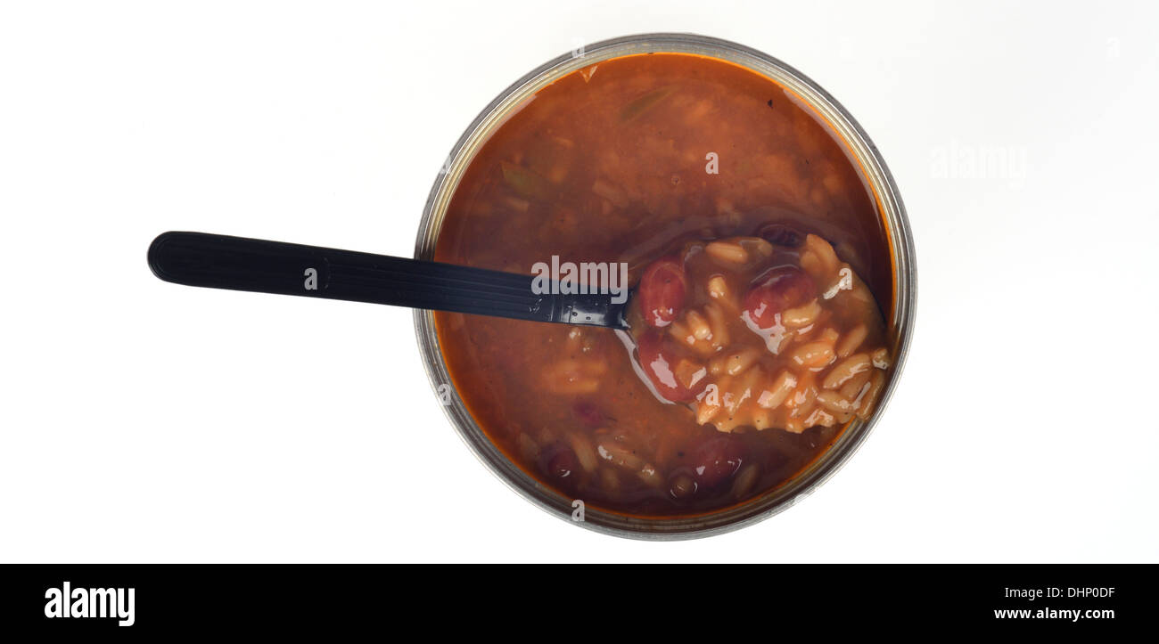 Dettaglio di close-up di un barattolo di fagioli rossi e riso con cucchiaio sollevato fuori Foto Stock