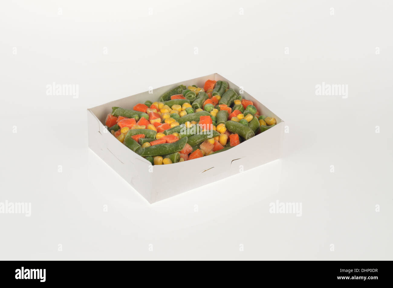 Aprire la scatola di miste di verdure congelate su sfondo bianco con carote piselli fagioli e mais. Intaglio USA Foto Stock