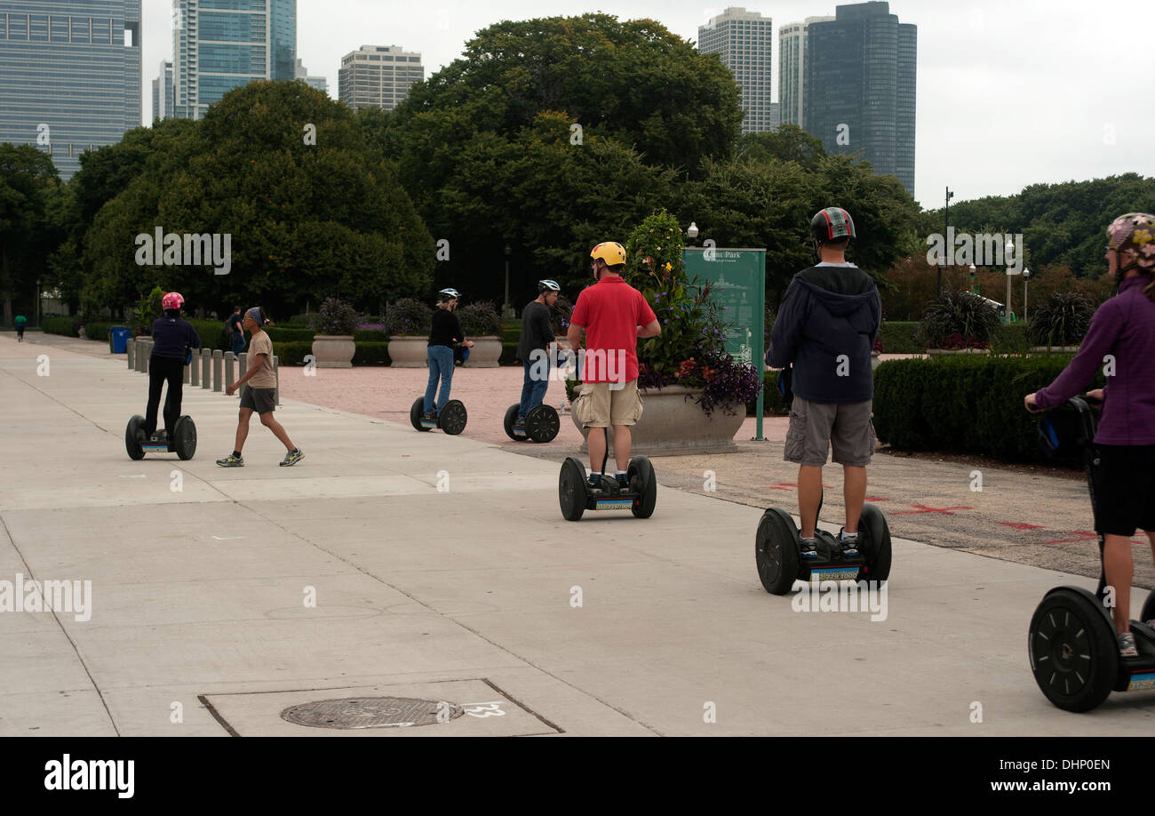 Segway tour intorno al Clarence Buckingham fontana commemorativa, Chicago Park District, Illinois, Stati Uniti d'America Foto Stock