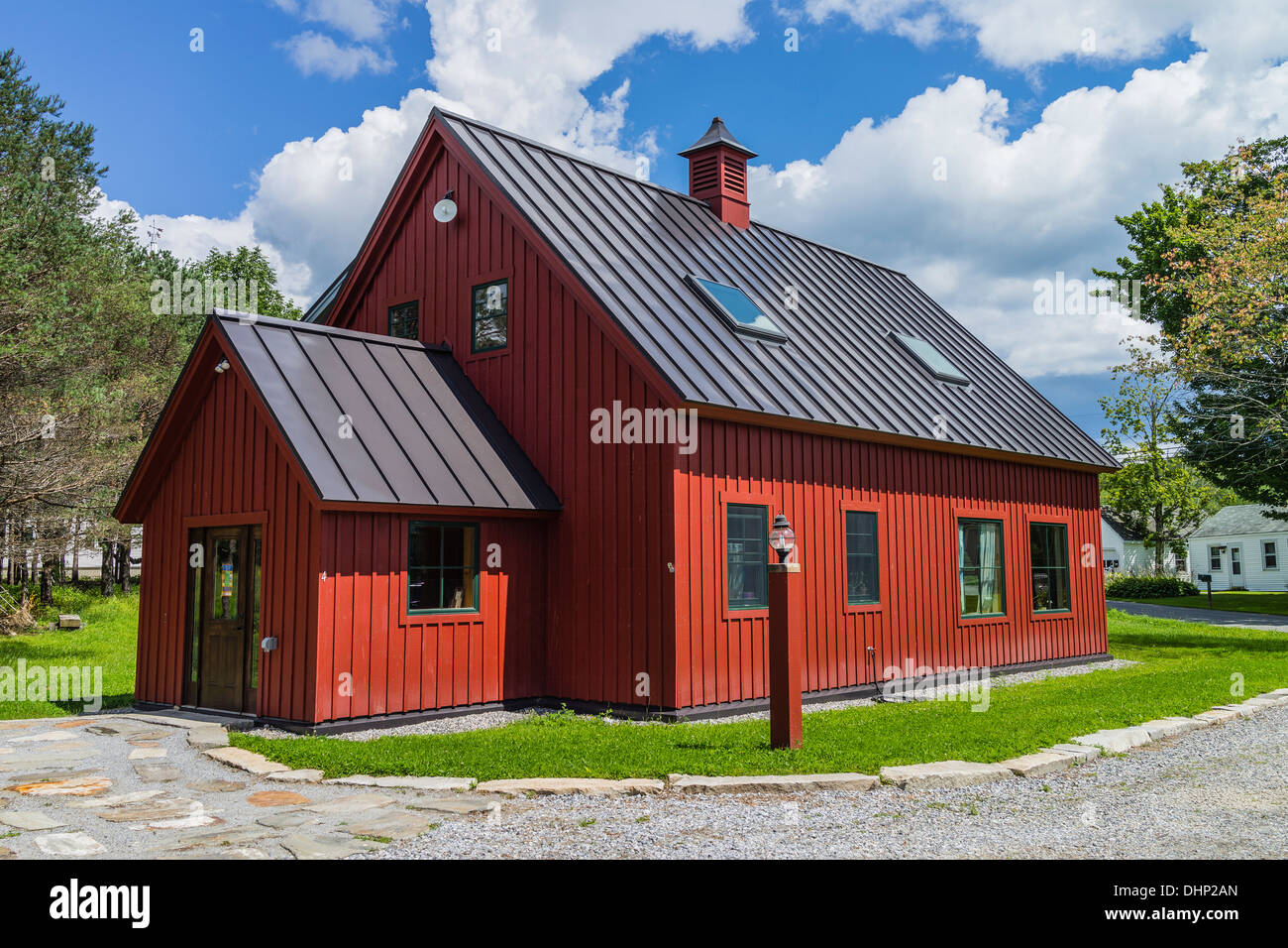 Un rosso di legno e batten edificio con un metallo marrone tetto, nuova costruzione nella speranza, Maine Foto Stock