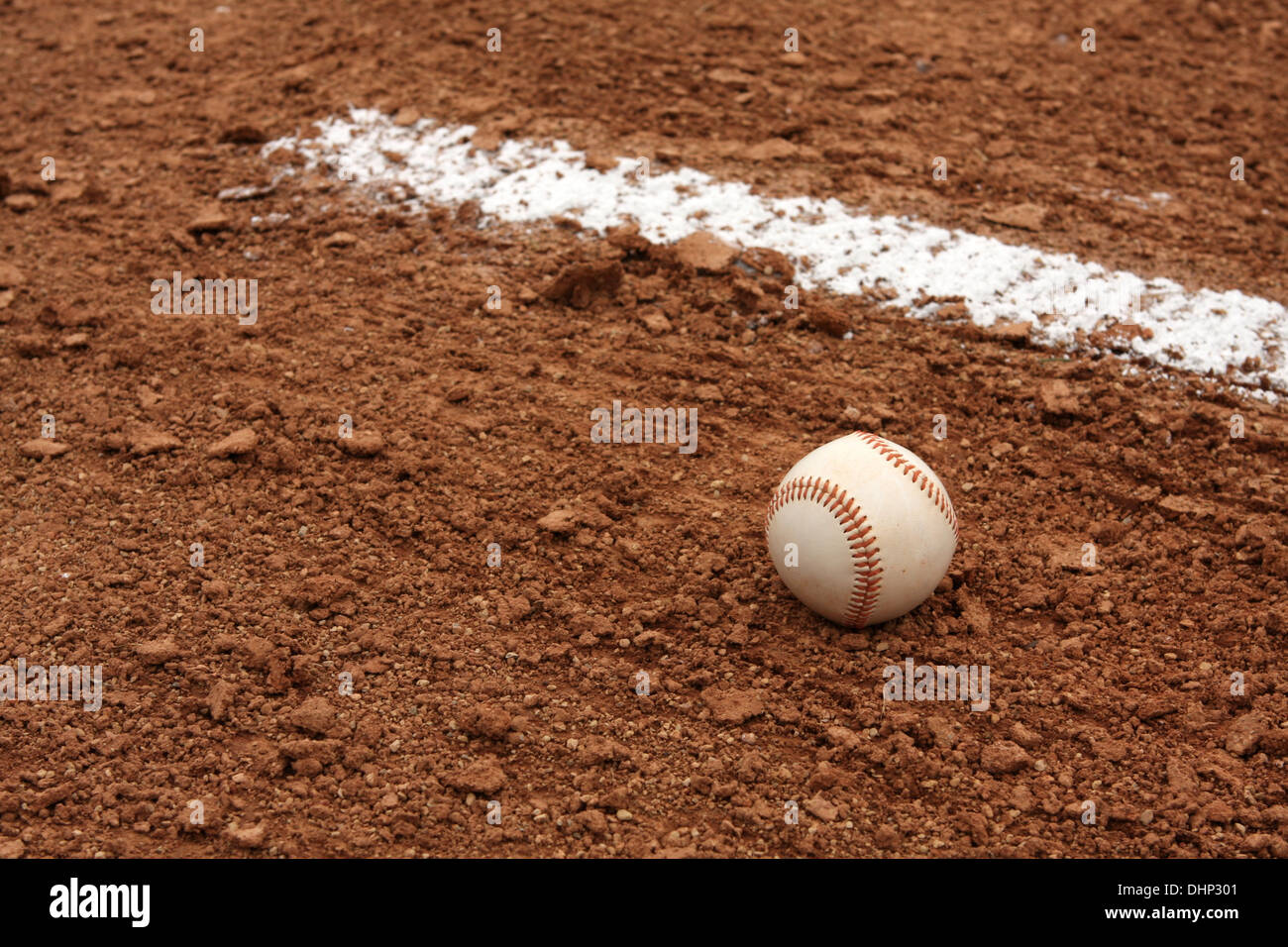 Il baseball vicino alla linea gesso di infield Foto Stock