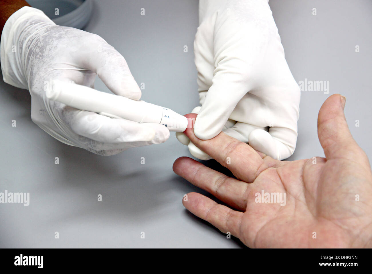 L'immagine i prelievi di sangue a portata di mano e di rilevare le anomalie. Foto Stock