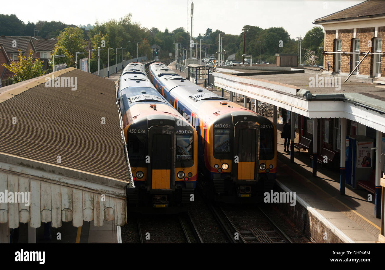 Due treni rispondere alla stazione ferroviaria di Farnham, Surrey, Inghilterra, Regno Unito. Foto Stock