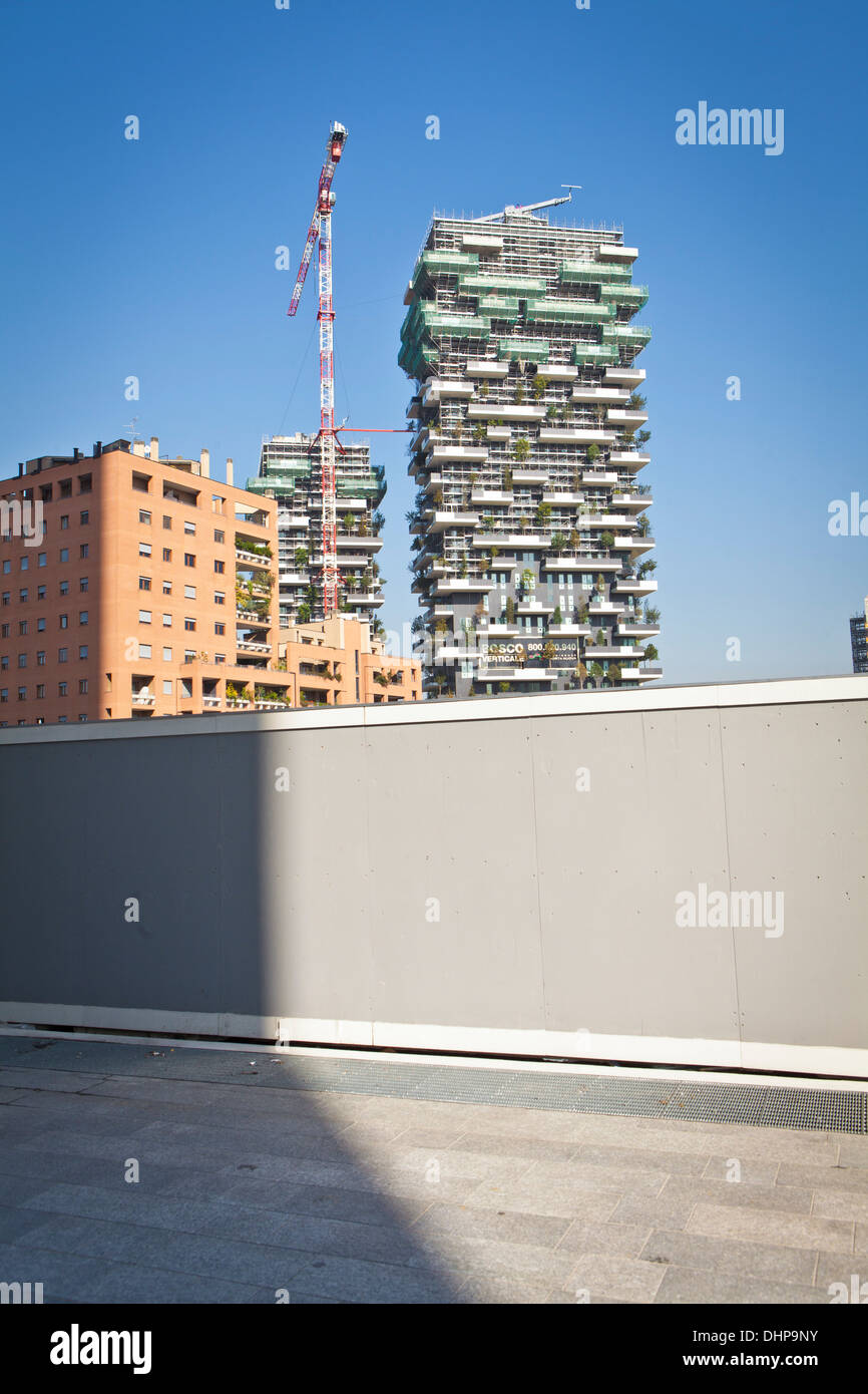 Bosco verticale torri residenziali a 111 metri a 78 metri progettato Boeri studio progetto porta nuova centro business Milano Foto Stock
