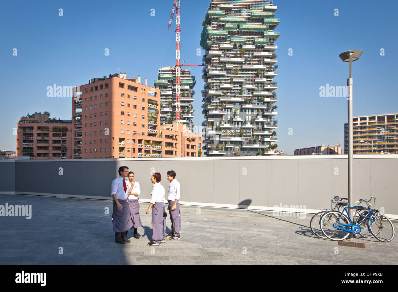 Bosco verticale torri residenziali a 111 metri a 78 metri progettato Boeri studio progetto porta nuova centro business Milano Foto Stock