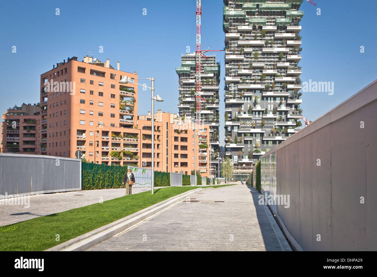Bosco verticale torri residenziali a 111 metri a 78 metri progettato Boeri studio progetto porta nuova centro business Milano Foto Stock