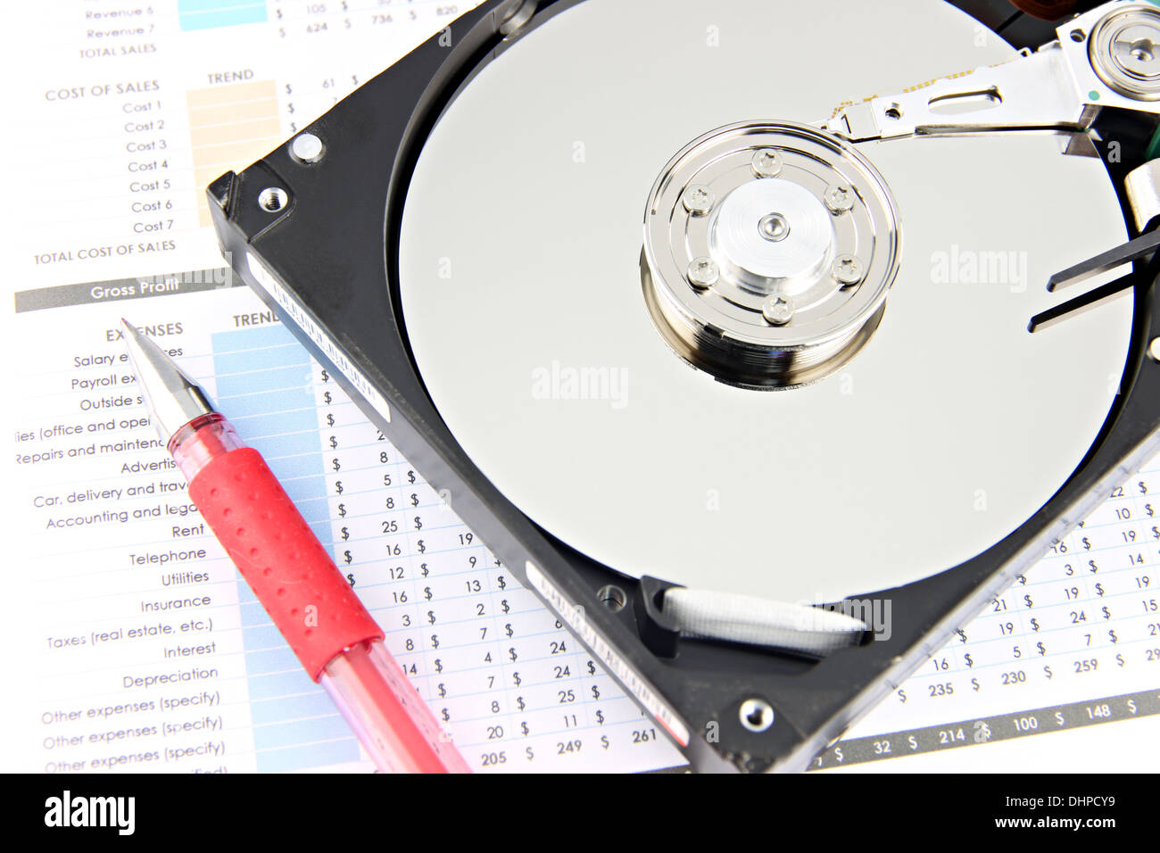 L'immagine disco rigido aperto il coperchio superiore off sul grafico di business. Foto Stock