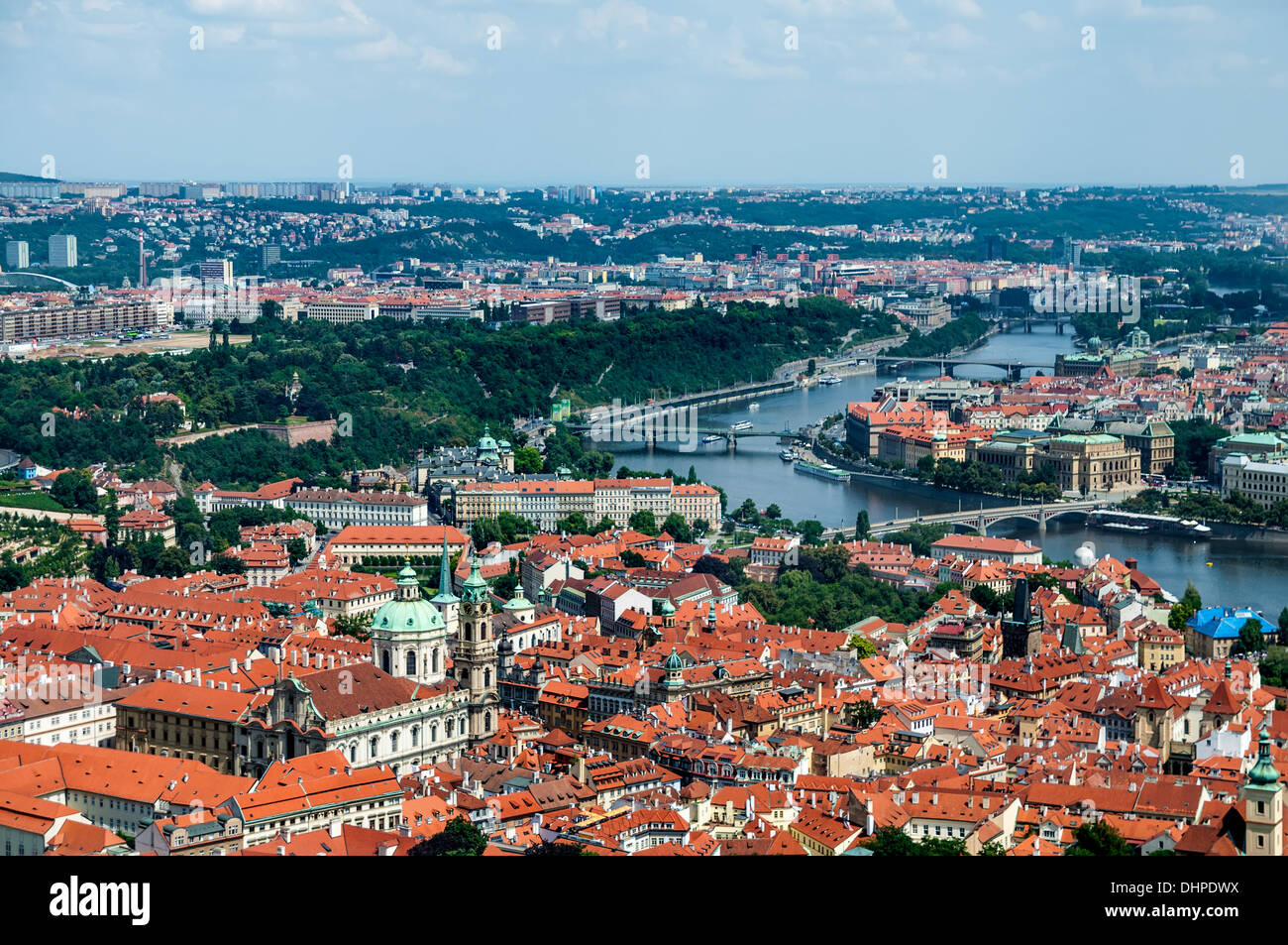 Paesaggio del centro di Praga e sul fiume Moldava, vista aerea Foto Stock