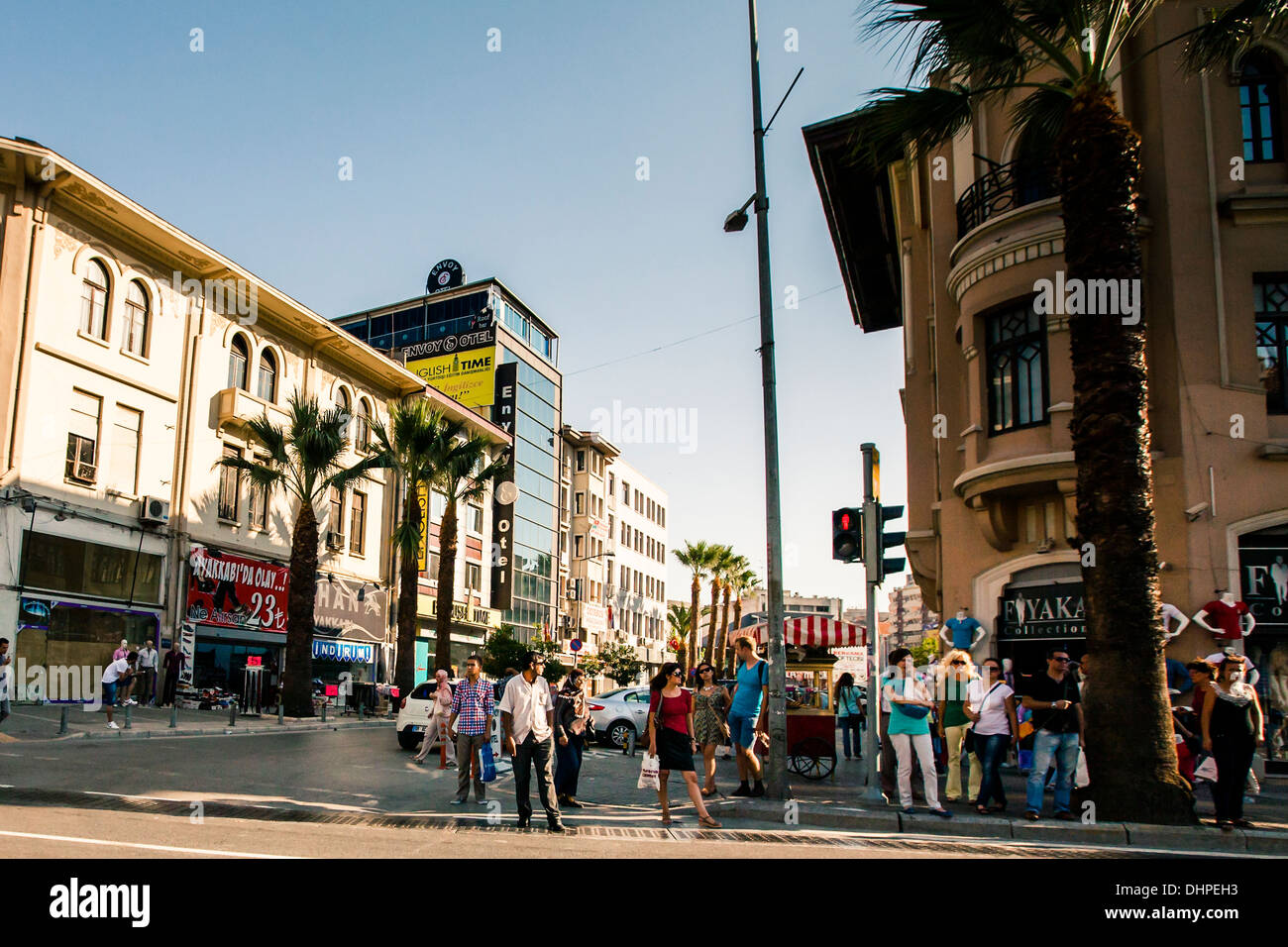 Persone in attesa per la luce verde sulla strada pedonale attraversando, Izmir, Turchia Foto Stock