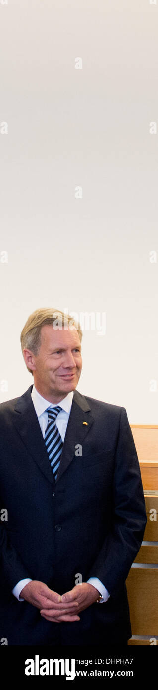 Hannover, Germania. Xiv Nov, 2013. Ex Presidente tedesco Christian Wulff visto presso il tribunale regionale di Hannover, Germania, 14 novembre 2013. Wulff, che è servito a soli 20 mesi come presidente ed è stata l'uomo una volta ribaltato come successore del Cancelliere Angela Merkel, si fermò all'aprile 2012, quando i pubblici ministeri hanno chiesto al Parlamento di sollevare la sua immunità, dicendo sospettavano che egli aveva accettato di privilegi ingiustificati. Wulff respinge le accuse e nel mese di aprile di quest'anno sdegnato una offerta di risolvere il caso con un fuori-di-corte di pagamento. Foto: JULIAN STRATENSCHULTE/dpa/Alamy Live News Foto Stock