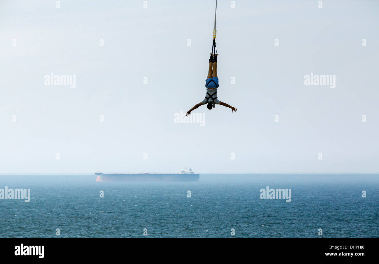 Paesi Bassi, Scheveningen, nei pressi dell'Aia. Bungee Jumping dal molo. Barca in background Foto Stock