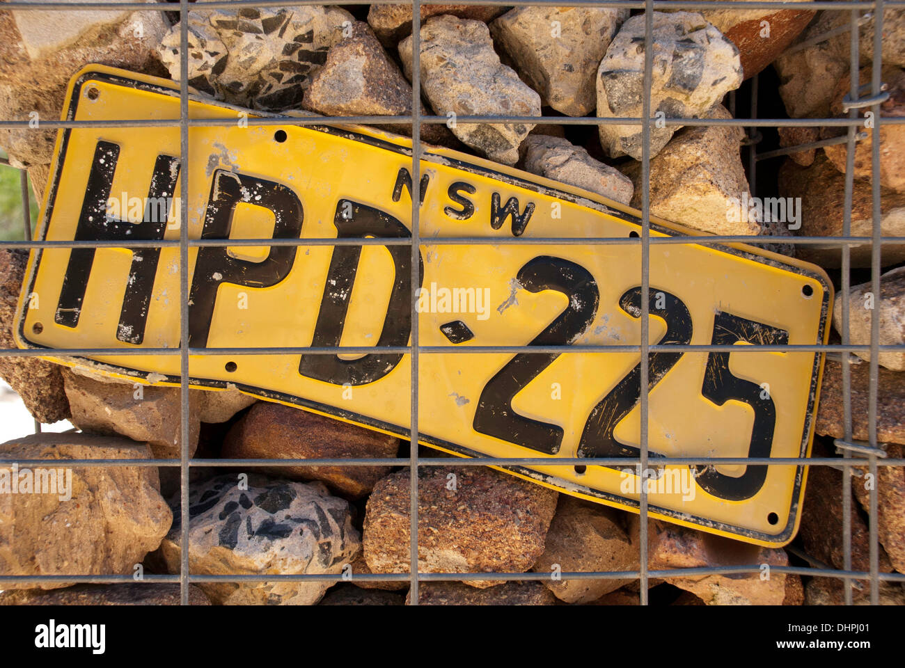 Veicolo la targa incuneato in macerie parete in un parco di Sydney, Australia Foto Stock