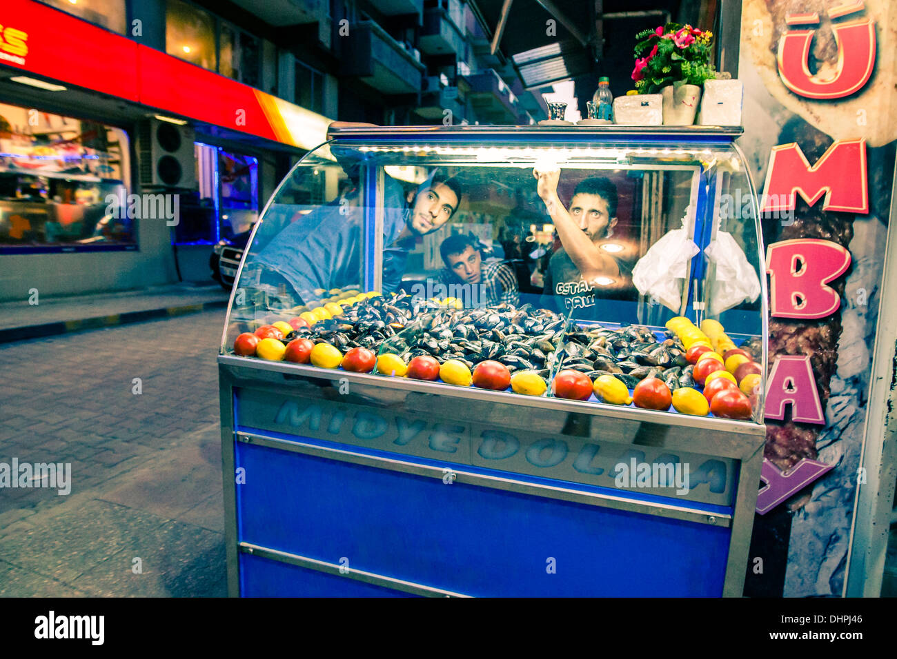 Midye Dolma farcite le vongole venduto dal carrello di strada in Soma Turchia 2013 Foto Stock