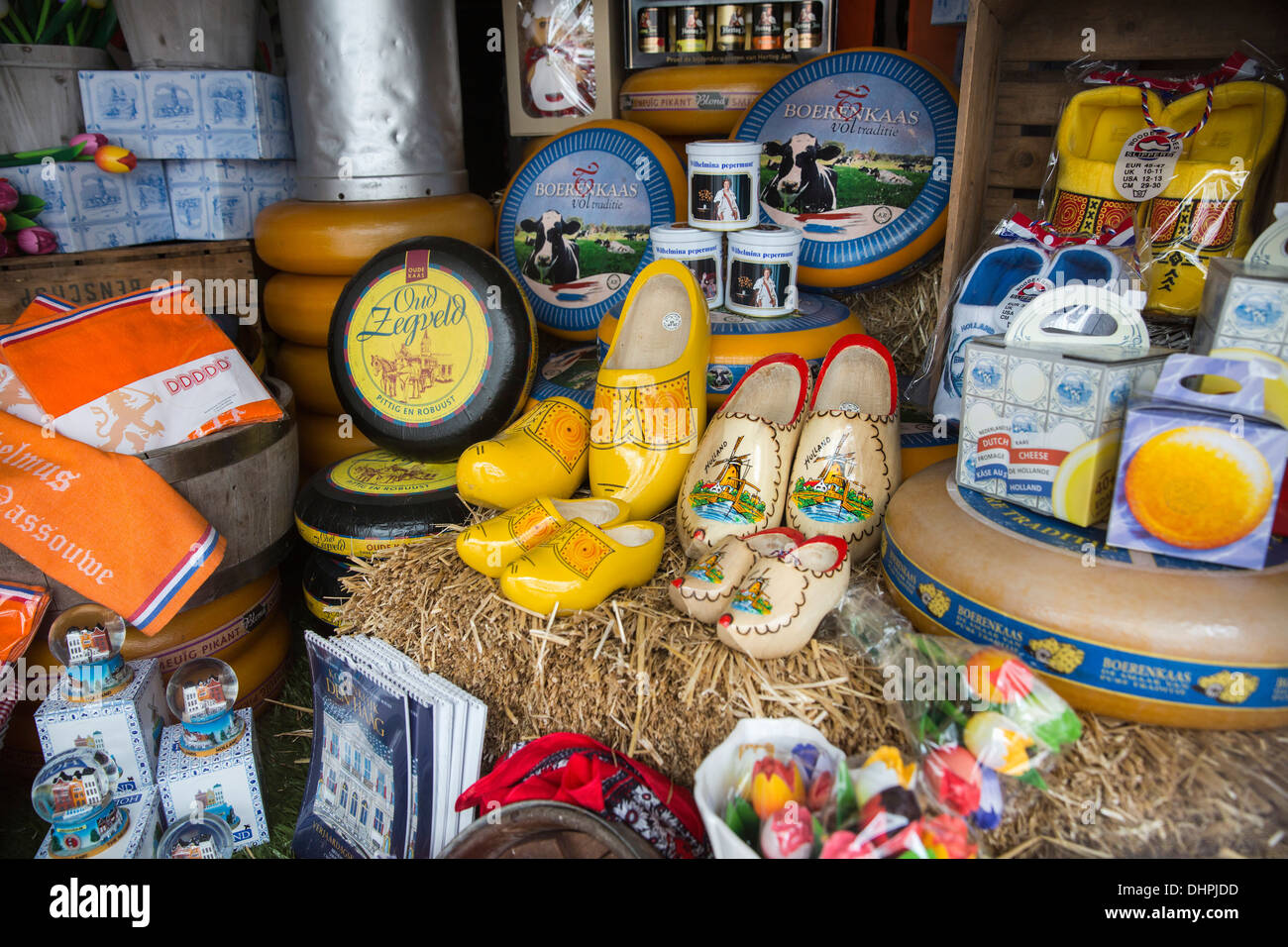 Paesi Bassi, l'Aia, un negozio di souvenir con tipici prodotti olandesi, come il formaggio e zoccoli Foto Stock