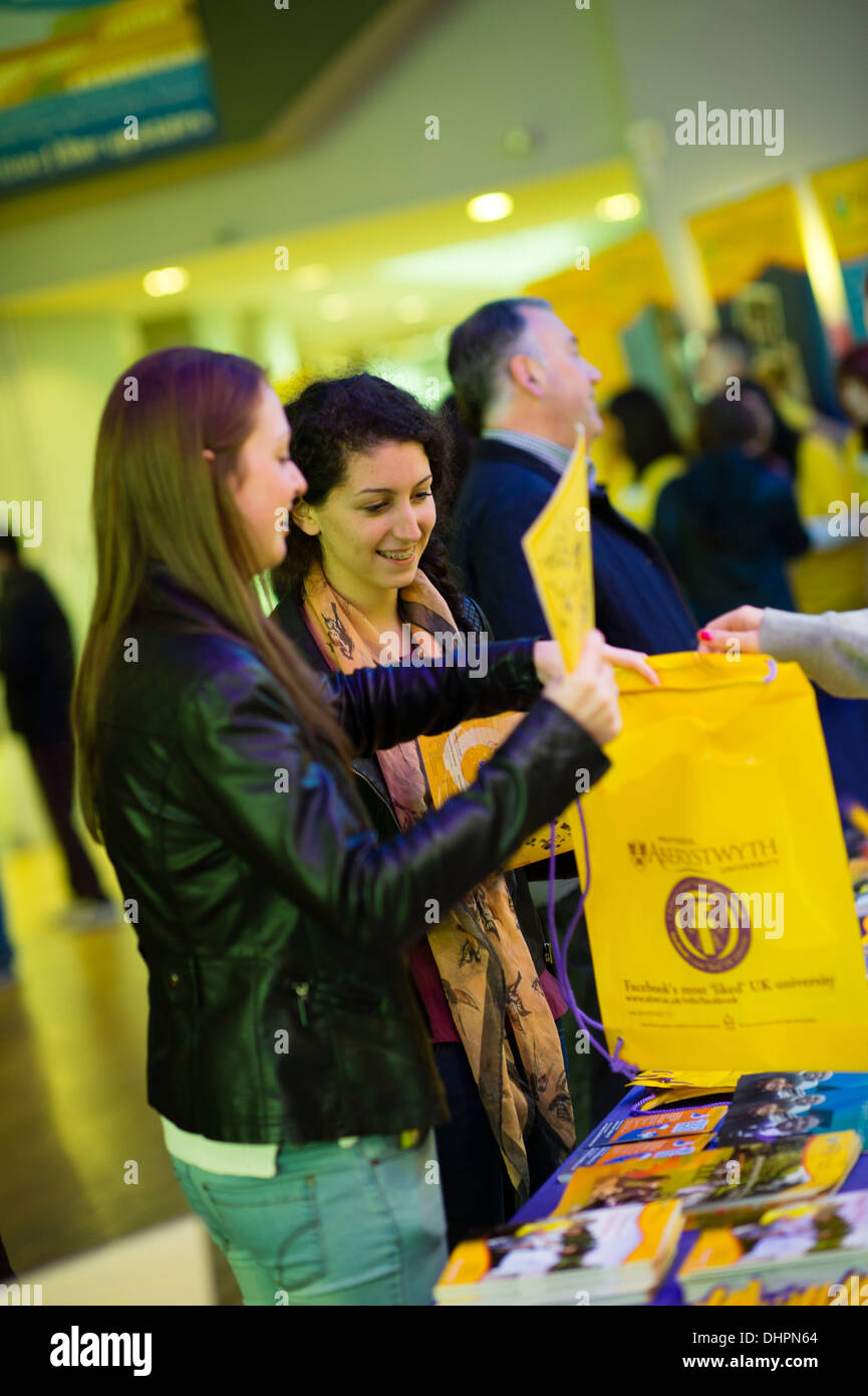 Due ragazze giovani donne visitando il campus di Aberystwyth University su un open day per potenziali studenti. Wales UK Foto Stock