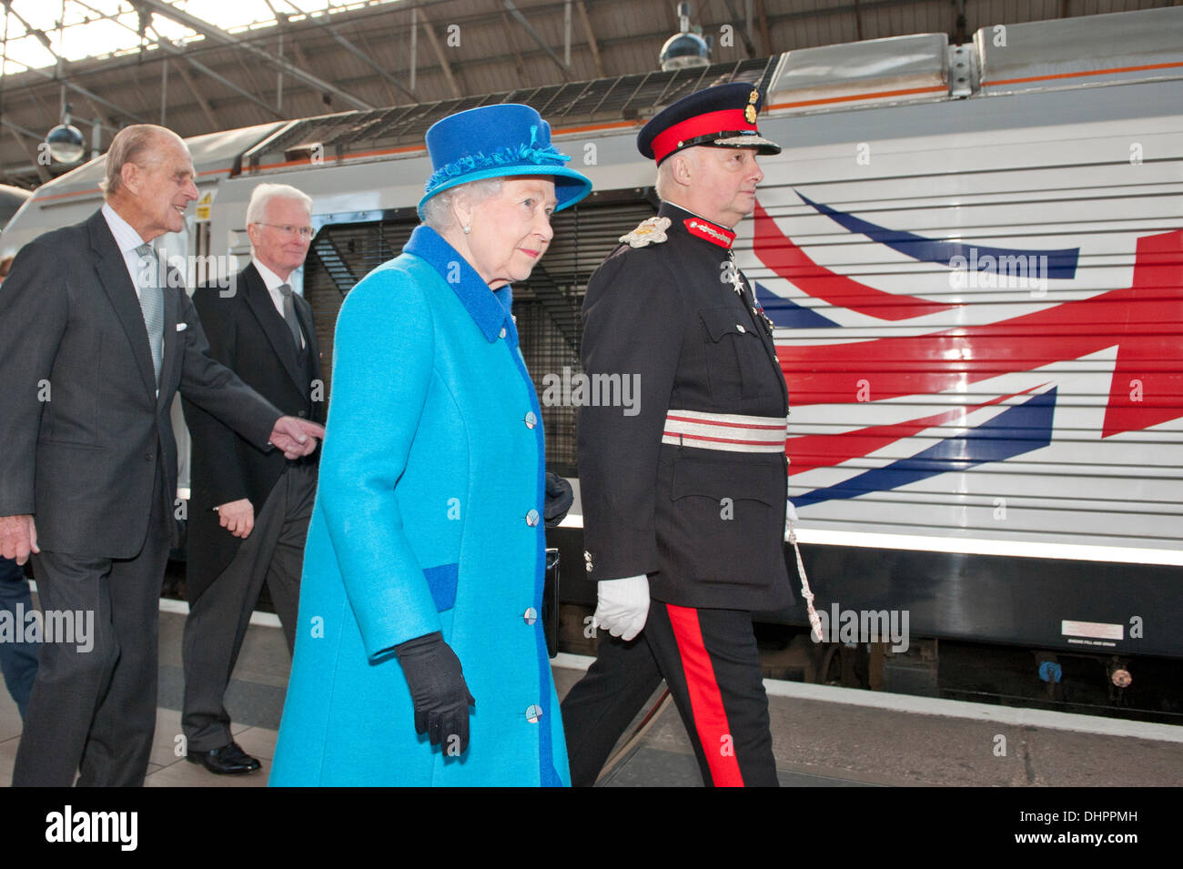 Manchester, Regno Unito. 14 Novembre, 2013. La regina Elisabetta II e del Principe Filippo , Duca di Edimburgo arrivano alla stazione dei treni di Piccadilly a Manchester, accolti dal signor Warren J. Smith, Lord-Lieutenant di Greater Manchester, precedendo il loro impegno ad aprire ufficialmente il nuovo "Noma' Co-Op edificio della città. Credito: Russell Hart/Alamy Live News (solo uso editoriale). Foto Stock