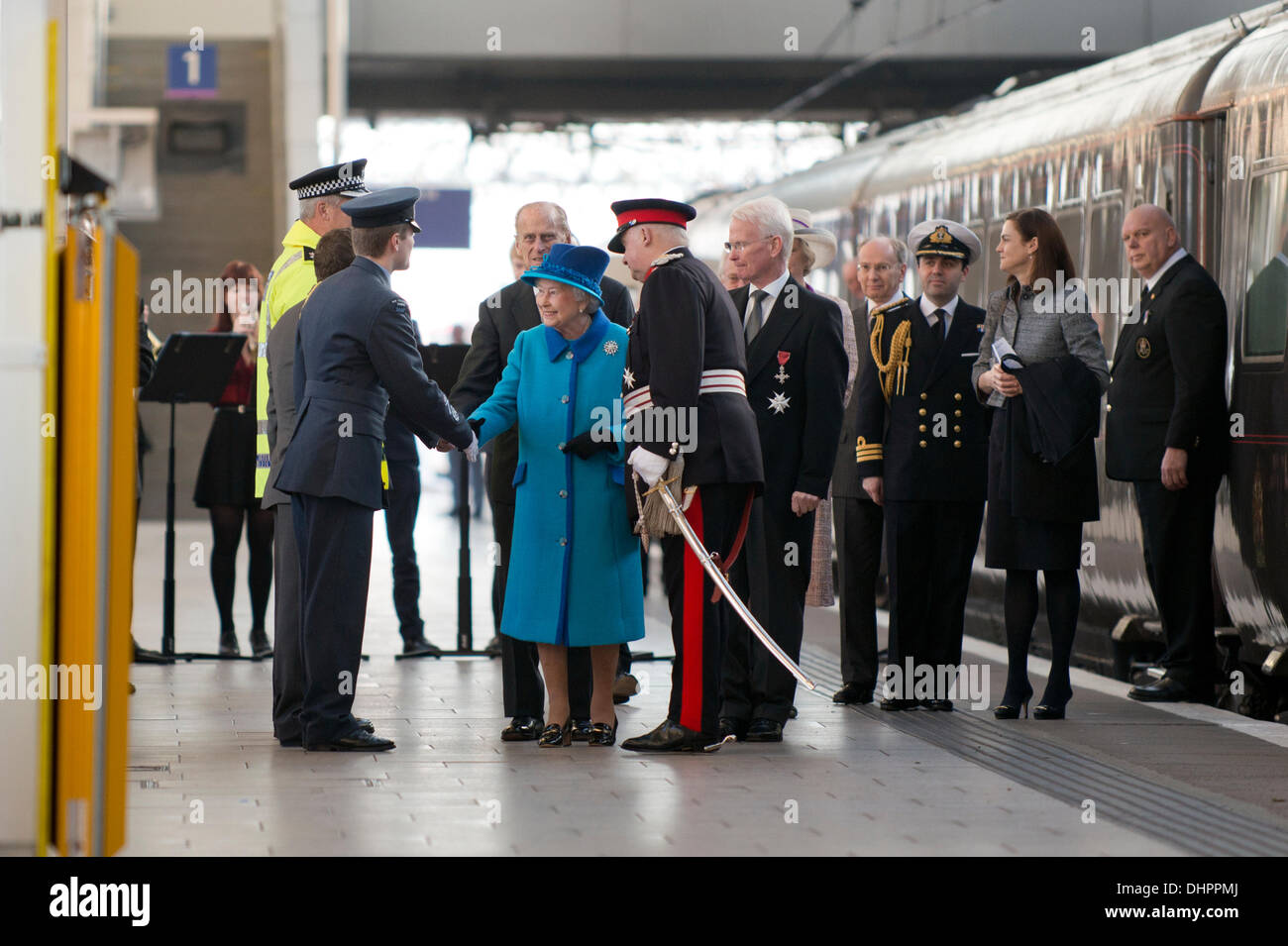 Manchester, Regno Unito. 14 Novembre, 2013. La regina Elisabetta II e del Principe Filippo , Duca di Edimburgo arrivano alla stazione dei treni di Piccadilly a Manchester, accolti dal signor Warren J. Smith, Lord-Lieutenant di Greater Manchester, precedendo il loro impegno ad aprire ufficialmente il nuovo "Noma' Co-Op edificio della città. Credito: Russell Hart/Alamy Live News (solo uso editoriale). Foto Stock