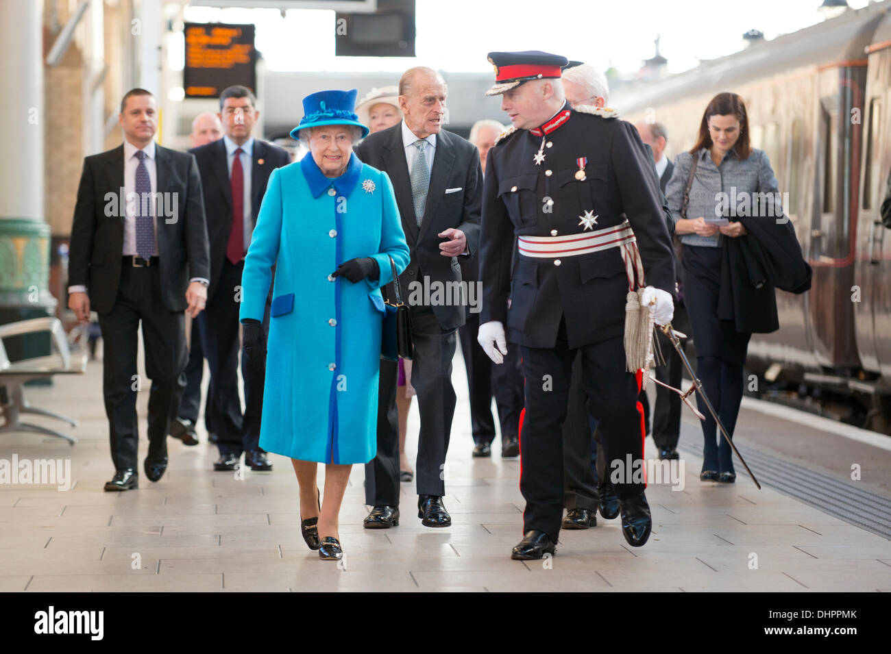 Manchester, Regno Unito. 14 Novembre, 2013. La regina Elisabetta II e del Principe Filippo , Duca di Edimburgo arrivano alla stazione dei treni di Piccadilly a Manchester, accolti dal signor Warren J. Smith, Lord-Lieutenant di Greater Manchester, precedendo il loro impegno ad aprire ufficialmente il nuovo "Noma' Co-Op edificio della città. Credito: Russell Hart/Alamy Live News (solo uso editoriale). Foto Stock