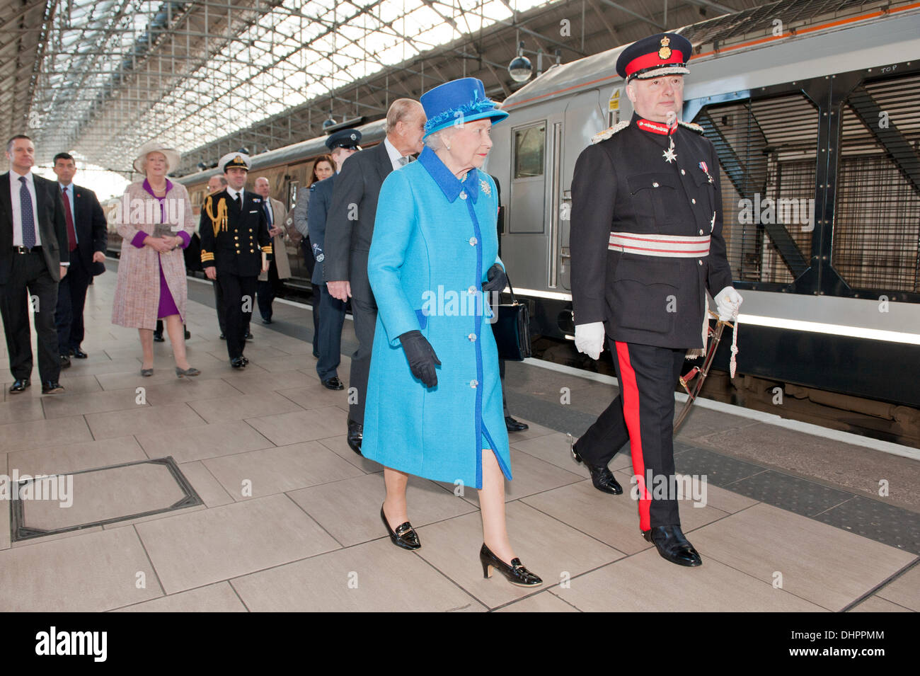 Manchester, Regno Unito. 14 Novembre, 2013. La regina Elisabetta II e del Principe Filippo , Duca di Edimburgo arrivano alla stazione dei treni di Piccadilly a Manchester, accolti dal signor Warren J. Smith, Lord-Lieutenant di Greater Manchester, precedendo il loro impegno ad aprire ufficialmente il nuovo "Noma' Co-Op edificio della città. Credito: Russell Hart/Alamy Live News (solo uso editoriale). Foto Stock