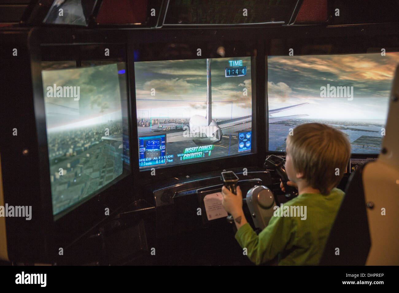 Paesi Bassi, Lelystad, Aviodrome, aviazione museo di storia. Bambino in flight simulator Foto Stock