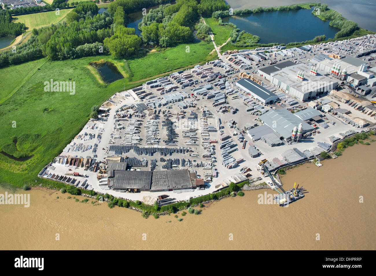 Paesi Bassi, Druten. Fiume Waal. Terra allagata. Fabbrica di pietra. Antenna Foto Stock