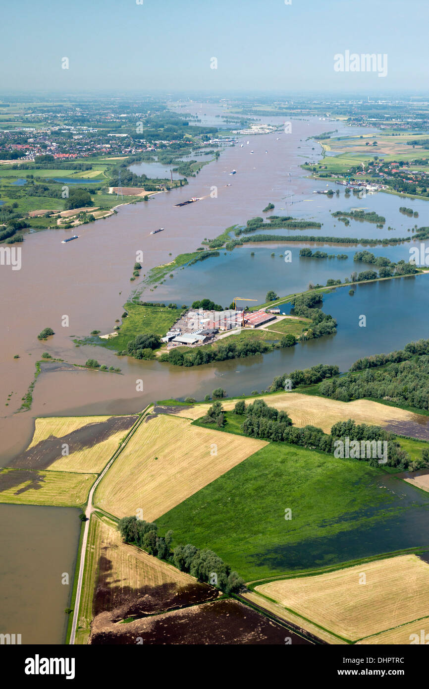 Paesi Bassi, Dodewaard. Fiume Waal. Terra allagata e i terreni alluvionali. Società di costruzioni. Antenna Foto Stock