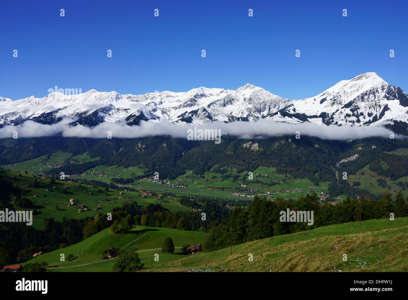 Del Kandertal, Mt. Niesen (r), Reichenbach,, alpi Bernesi, Svizzera Foto Stock