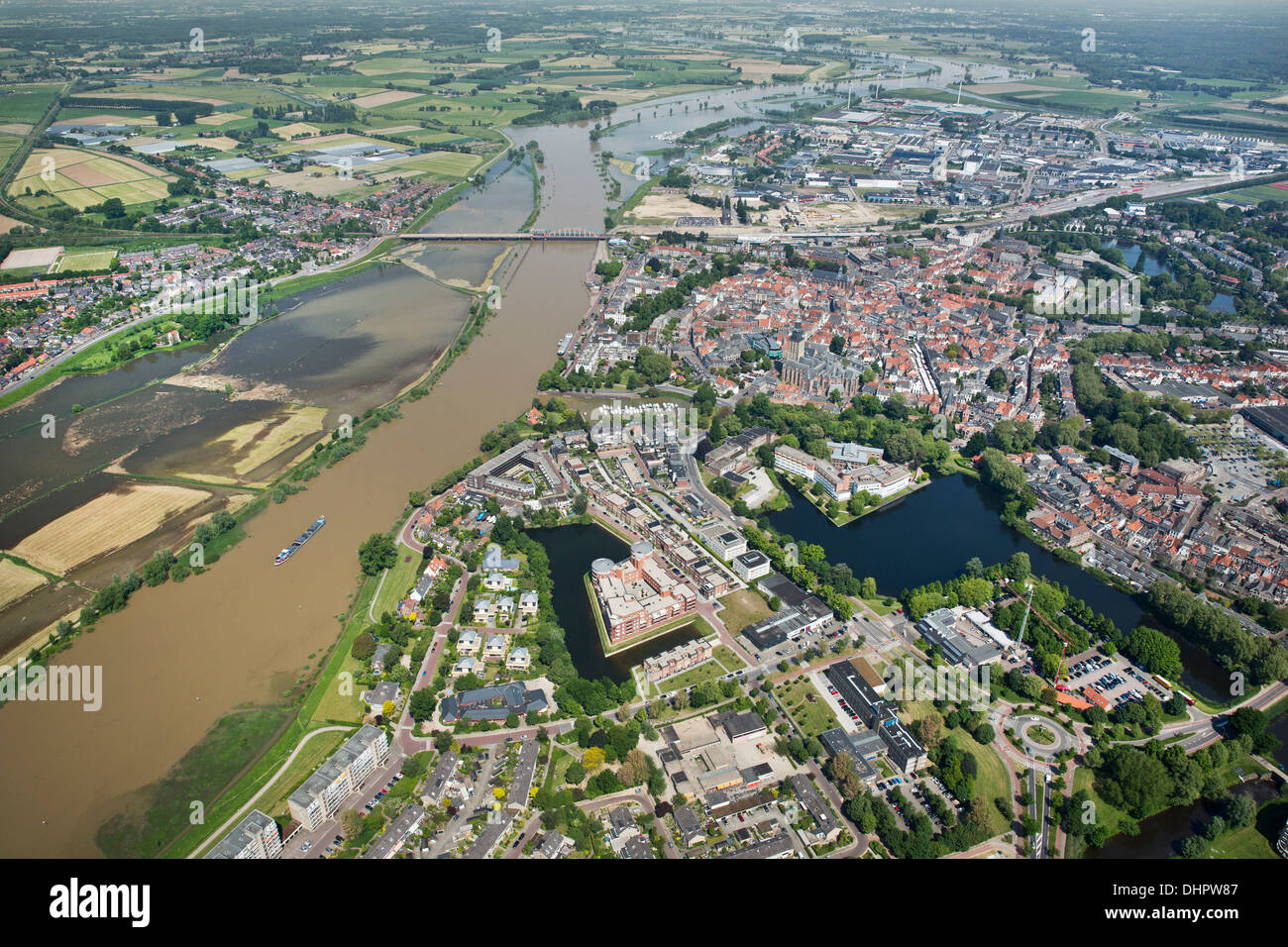 Paesi Bassi, Zutphen. Fiume IJssel. Centro citta'. Le pianure alluvionali. Terra allagata. Nave da carico. Antenna Foto Stock