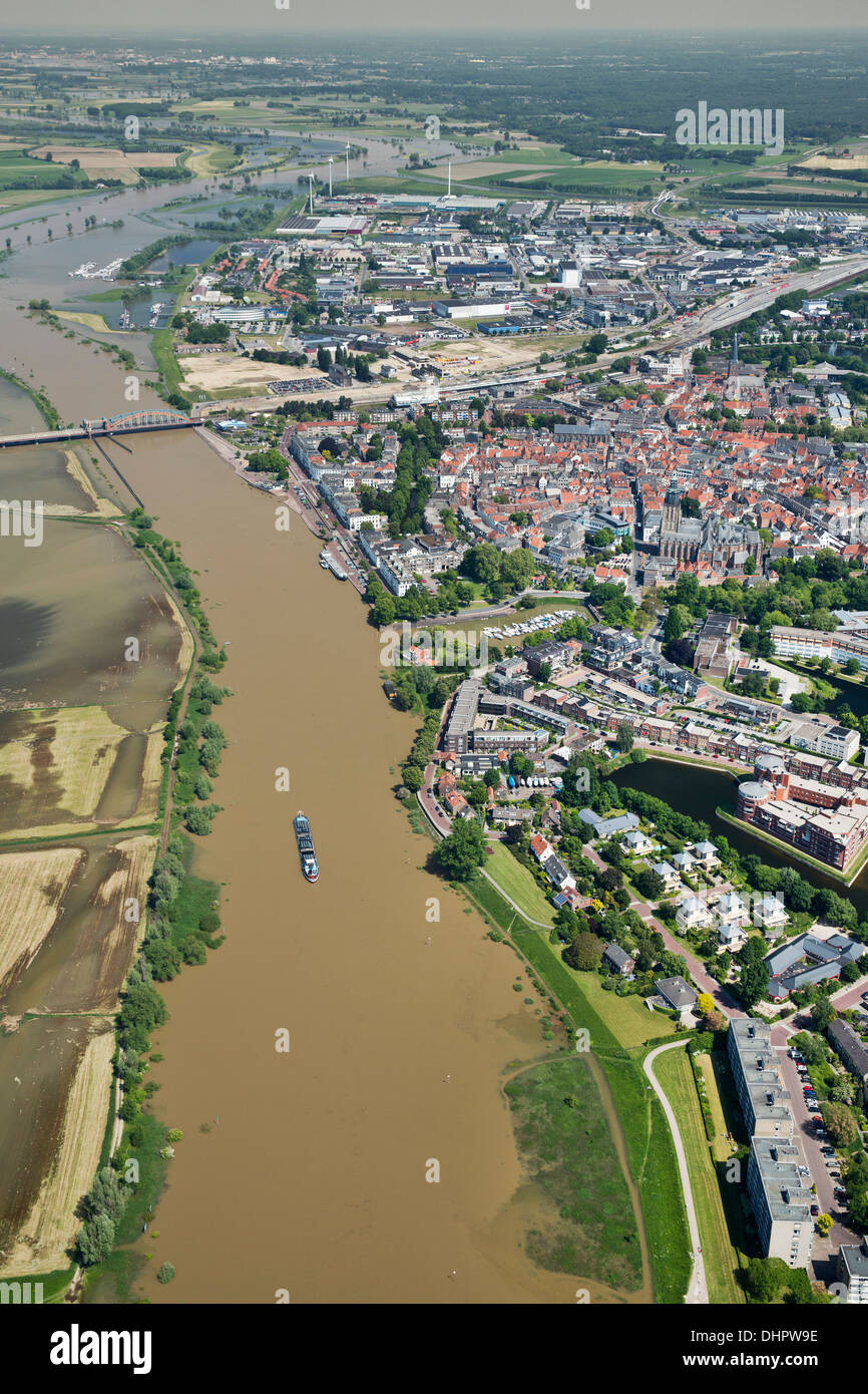 Paesi Bassi, Zutphen. Fiume IJssel. Centro citta'. Le pianure alluvionali. Terra allagata. Nave da carico. Antenna Foto Stock