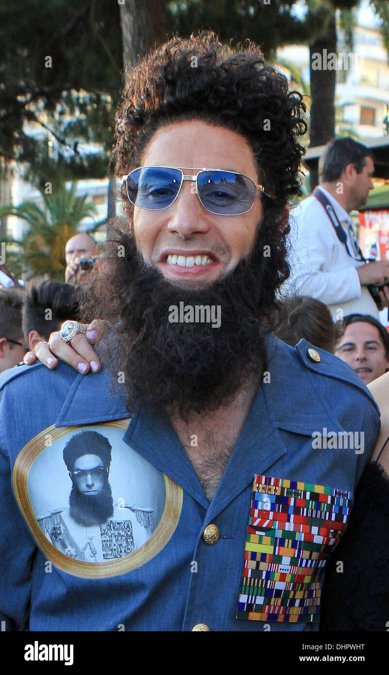 Sacha Baron Cohen in veste di ammiraglio generale "il dittatore' pone sulla Croisette durante il sessantacinquesimo Cannes Film Festival Foto Stock
