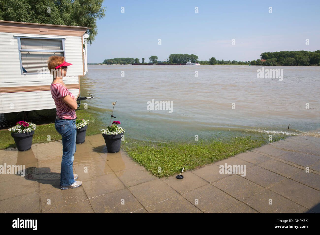 Paesi Bassi, Gendt, l'acqua alta nel fiume Waal minacciando le carovane sul sito camping Waalstrand chiamato Foto Stock