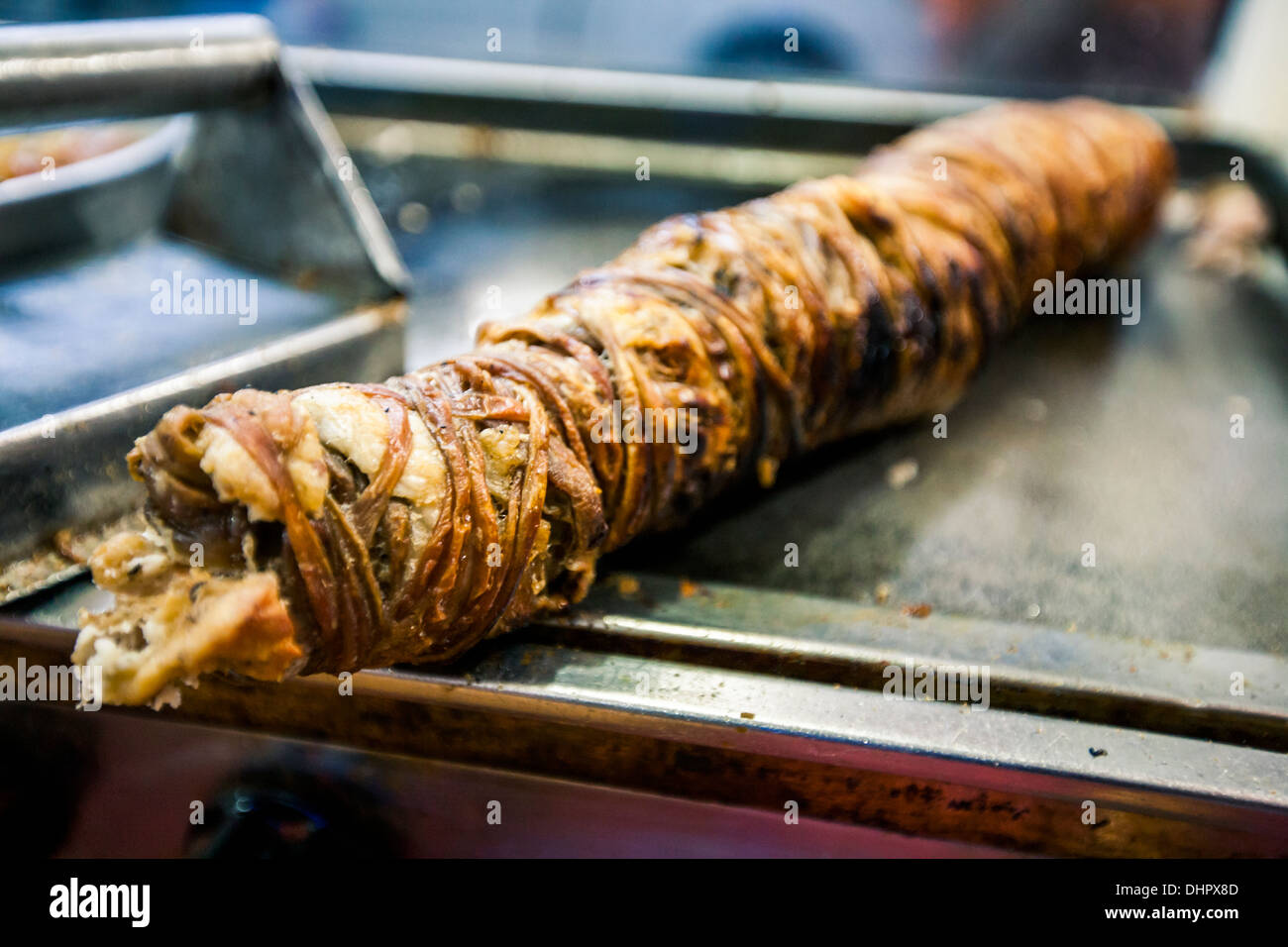 L'uomo preparare Kokoreç döner. Soma, Turchia Foto Stock