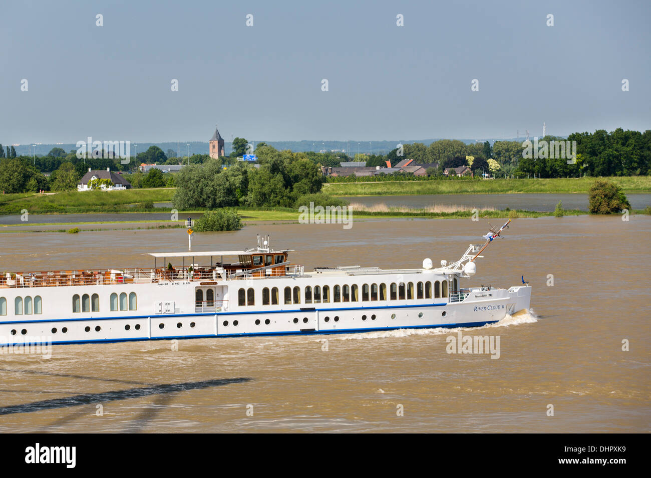 Paesi Bassi, Ewijk, fiume Waal. La nave di crociera Foto Stock