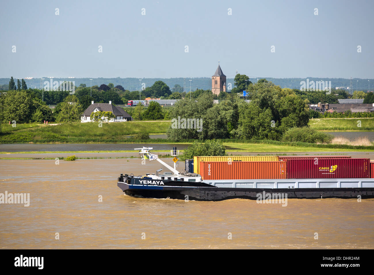 Paesi Bassi, Ewijk, fiume Waal. Navigazione nave chiatta il trasporto di contenitori Foto Stock