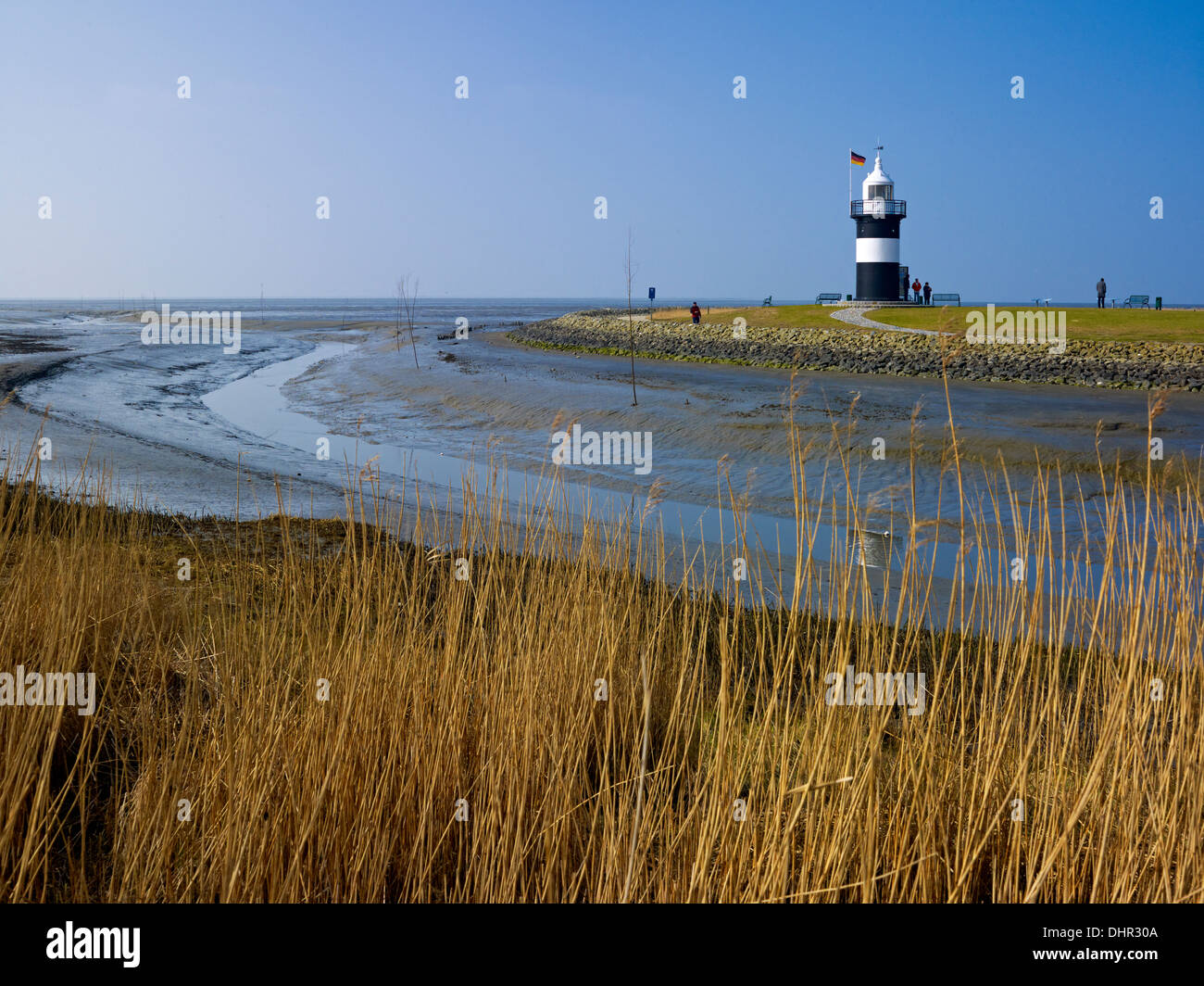 Tidal creek e faro Kleiner Preuße a bassa marea, Wremen, Bassa Sassonia, Germania Foto Stock
