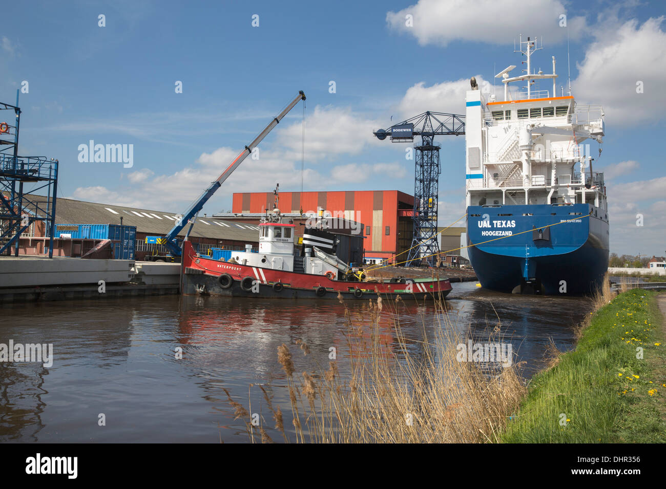 Paesi Bassi, Hoogezand-Sappemeer, General cargo presso il cantiere Bodewes. Canale chiamato Winschoterdiep Foto Stock
