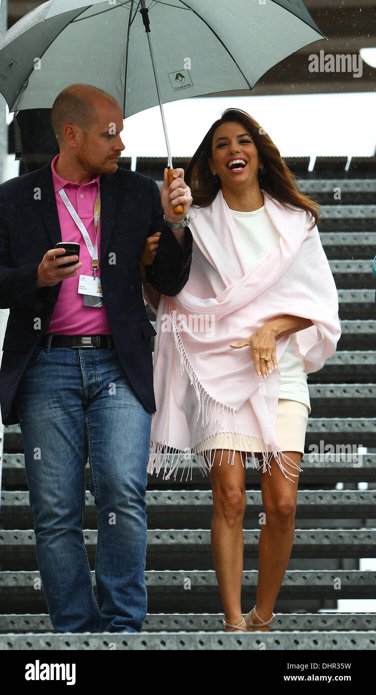 Eva Longoria lasciando il Palais des Festivals sotto la pioggia Cannes, Francia - 18.05.12 Foto Stock