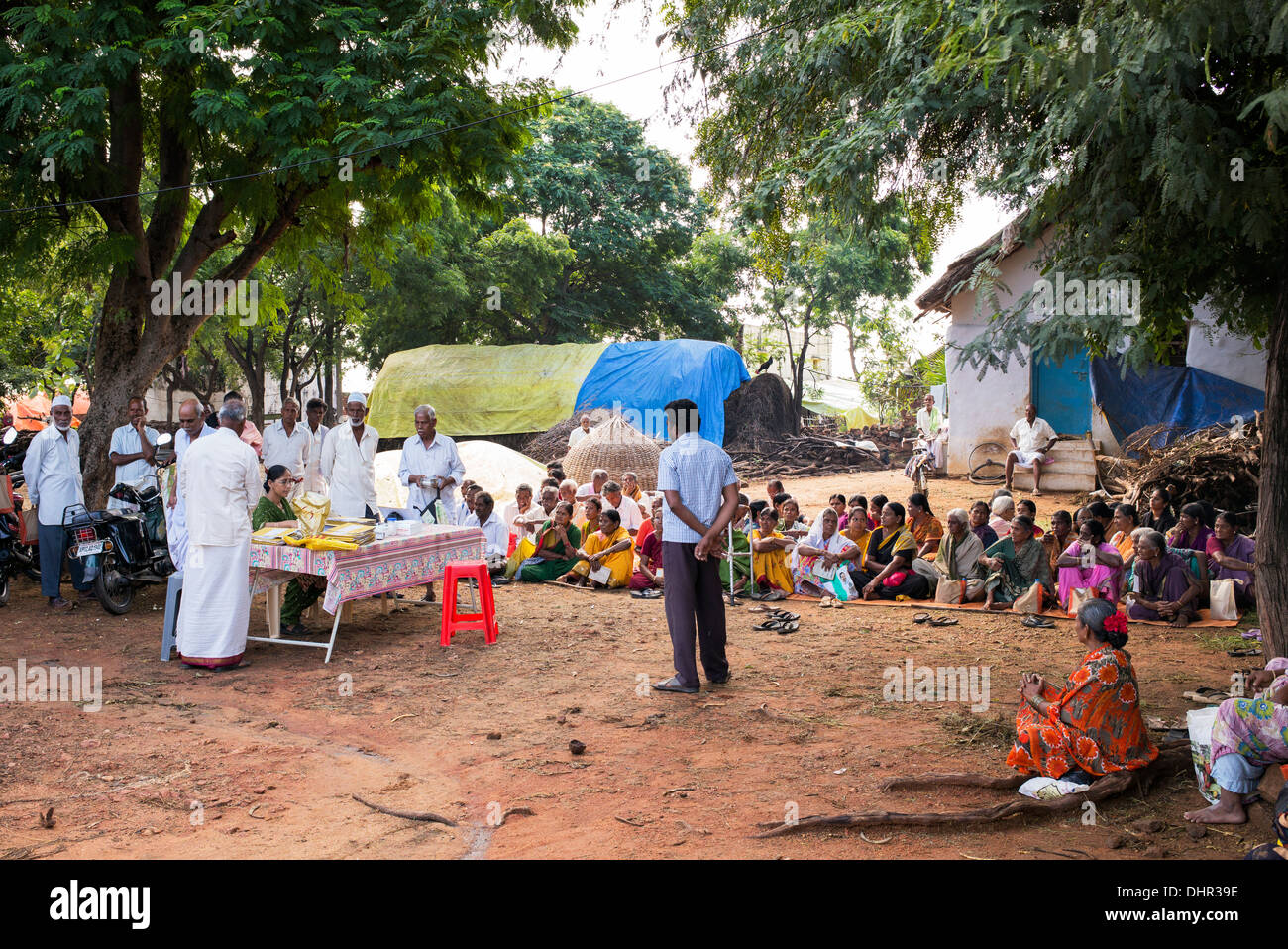 Indiana rurale nei pazienti diabetici e la clinica presso Sri Sathya Sai Baba mobile ospedale outreach. Andhra Pradesh, India. Foto Stock