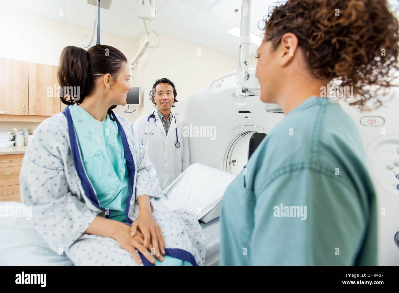 Paziente con il team medico in CT scan camera Foto Stock