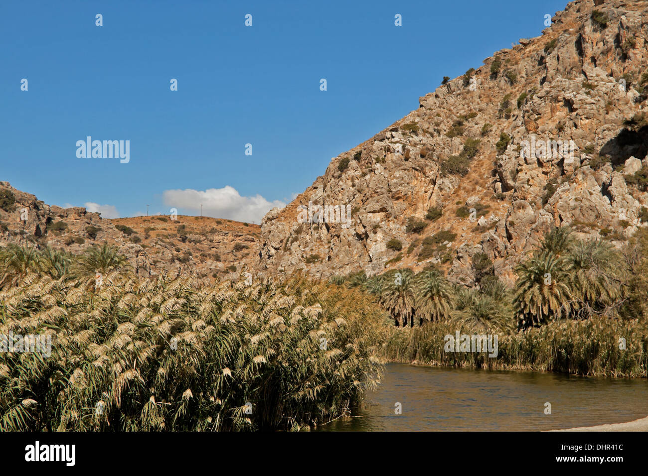 Deserto remoto e vedute panoramiche della montagna a Preveli Spiaggia e laguna o "Palm Beach' sulla costa sud di Creta, Grecia. Foto Stock