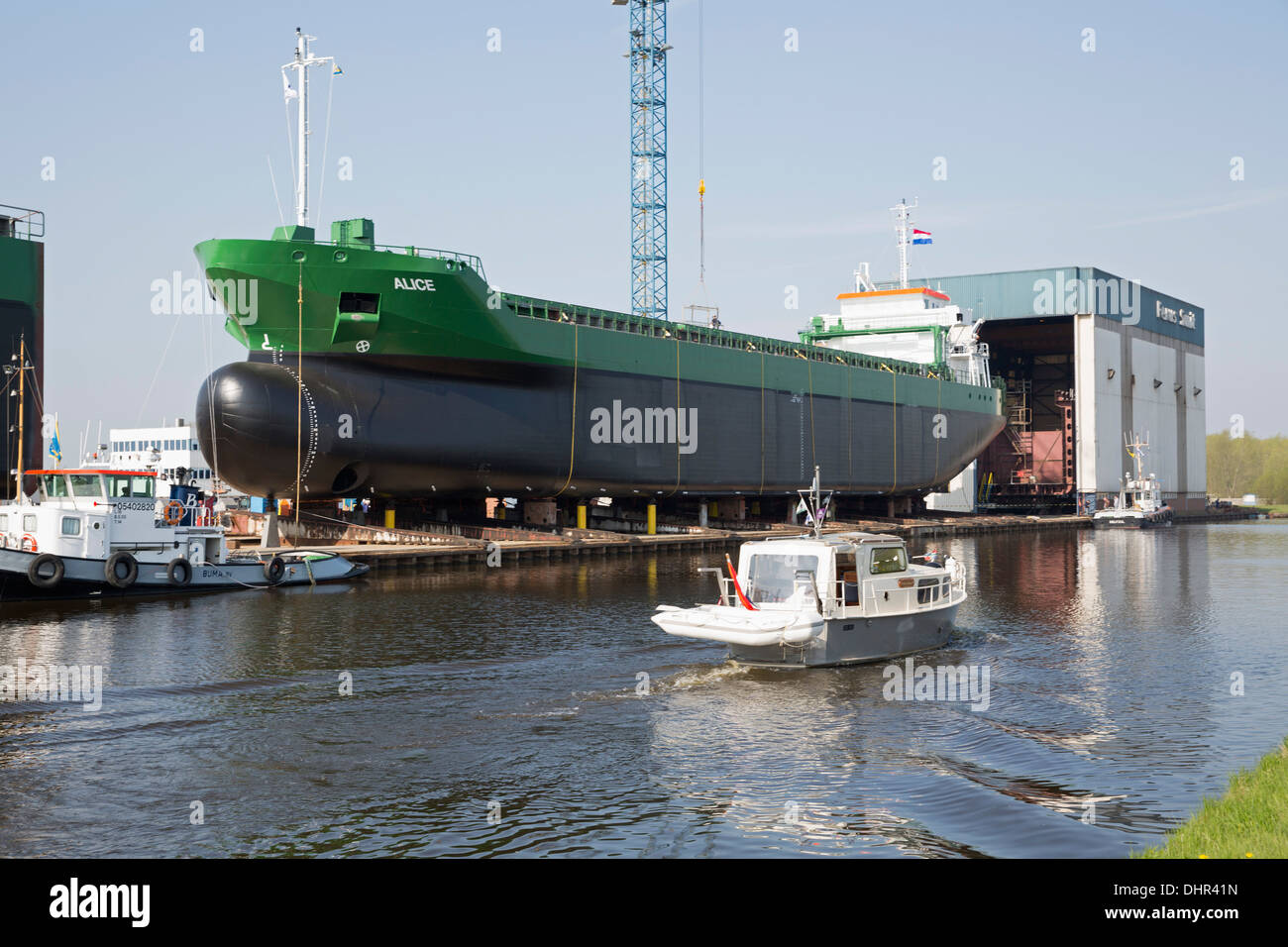 Paesi Bassi, Hoogezand-Sappemeer, General cargo presso il cantiere Bodewes. Canale chiamato Winschoterdiep Foto Stock