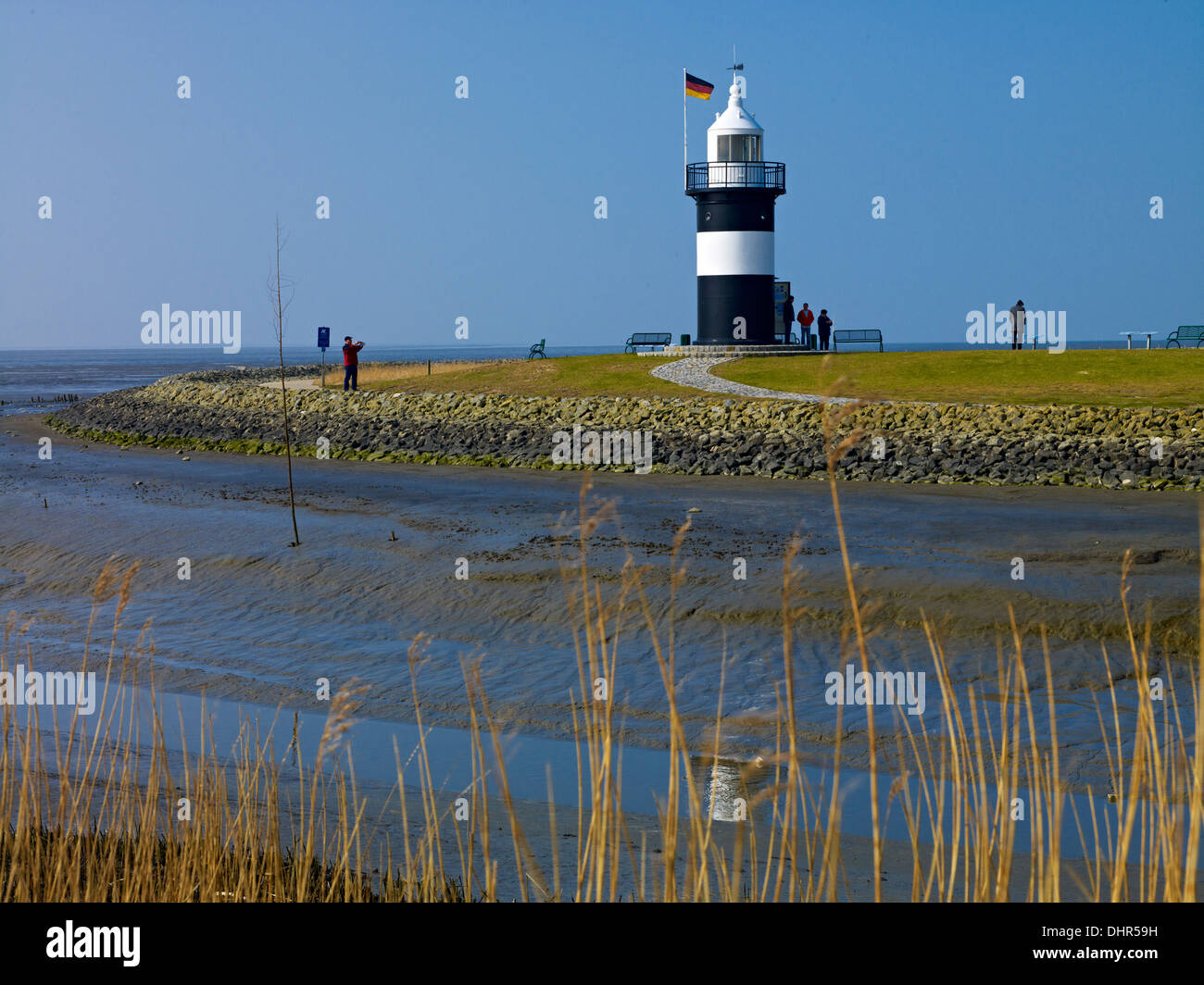 Tidal creek e faro Kleiner Preuße a bassa marea, Wremen, Bassa Sassonia, Germania Foto Stock