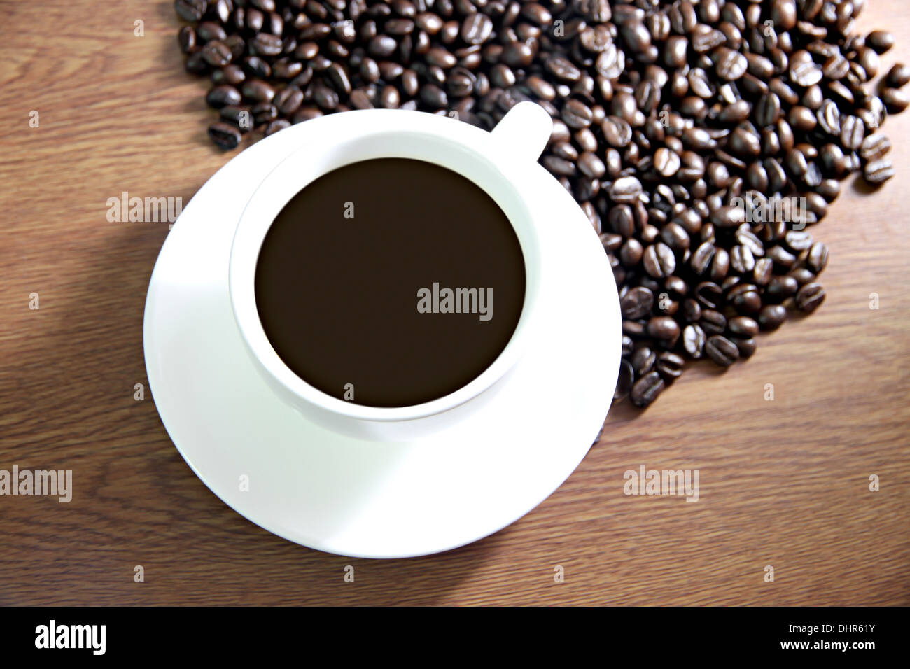 La messa a fuoco delle immagini tazza di caffè e i chicchi di caffè sul tavolo il legno vecchio. Foto Stock